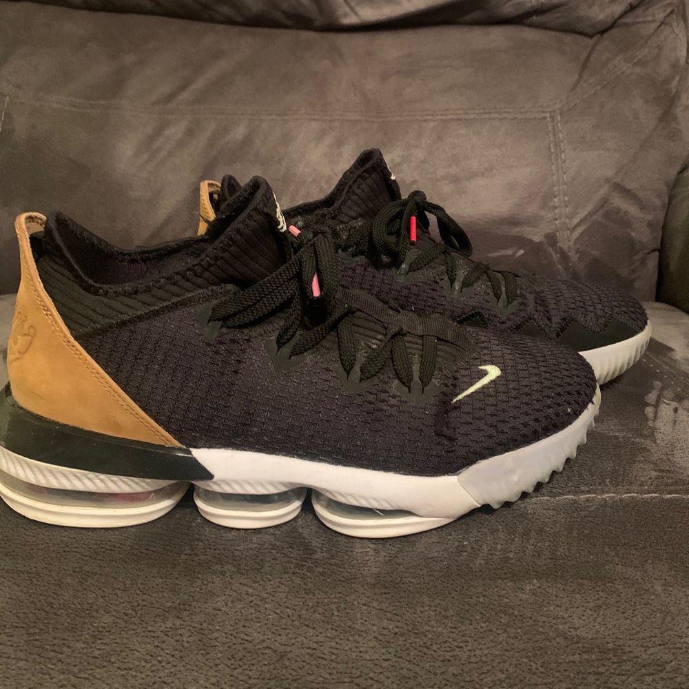 LeBron 16 low black and wheat size 10.5